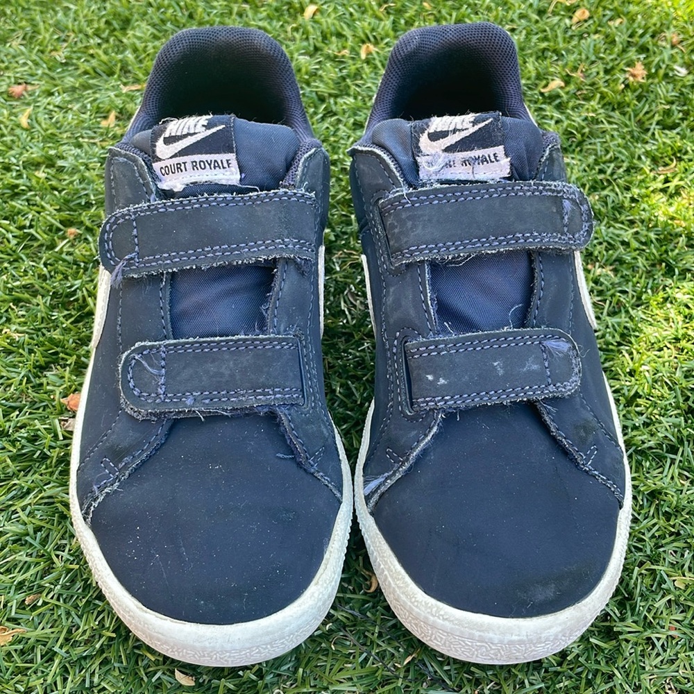 The NIKE Court Royale (USED) size 1.5Y